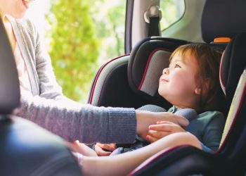 Transporter des enfants en voiture : ce que votre assurance auto doit couvrir