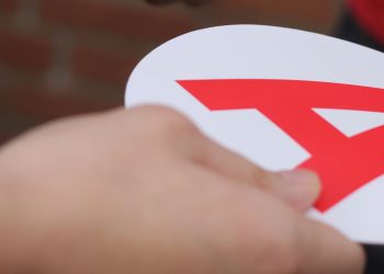 Le grand mystère du A rouge : ce que cache ce petit autocollant sur les voitures