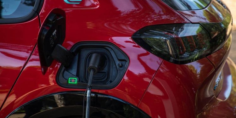 découvrez notre assurance auto pour véhicules électriques (ev) qui offre une protection complète et adaptée à vos besoins. profitez de réductions exclusives et d'un service client accessible 24/7 pour garantir votre tranquillité d'esprit sur la route.