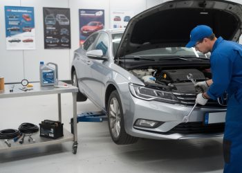 découvrez les fondamentaux de l'entretien automobile pour préserver la performance et la sécurité de votre véhicule au quotidien.