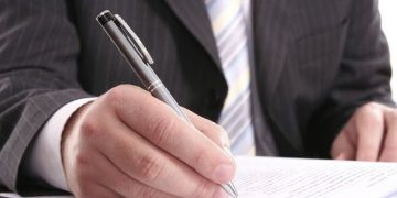 découvrez des astuces efficaces pour réduire votre facture d'assurance auto et économiser tout en restant bien couvert.