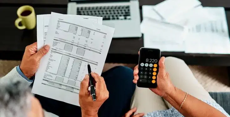 découvrez pourquoi le coût de l'assurance auto est élevé chez les jeunes et explorez des solutions pour réduire vos tarifs tout en restant bien assuré.