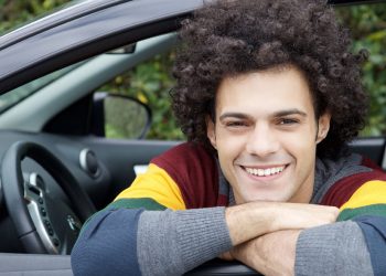 découvrez nos conseils pratiques pour choisir une assurance auto adaptée aux jeunes conducteurs et bénéficier des meilleures offres.