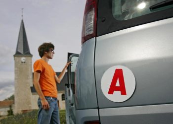 découvrez nos solutions d'assurance adaptées aux jeunes conducteurs pour une protection optimale à prix avantageux.