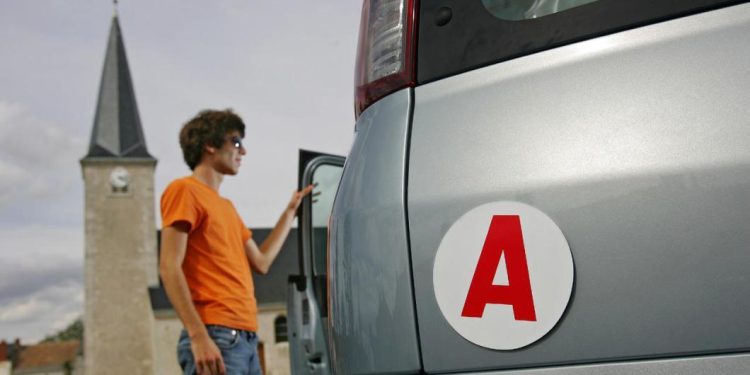 découvrez nos solutions d'assurance adaptées aux jeunes conducteurs pour une protection optimale à prix avantageux.