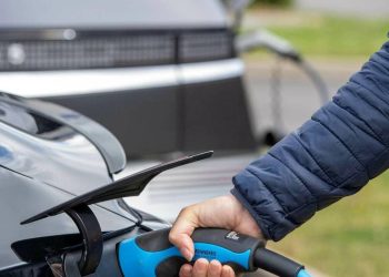 découvrez comment l'assurance des voitures électriques dépasse celle des véhicules thermiques en termes de couverture, coût et avantages.