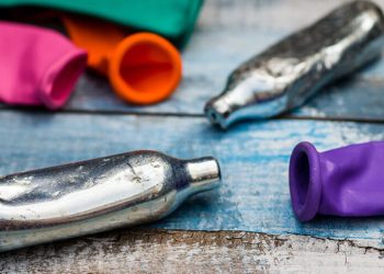 découvrez les enjeux et les défis que représente la conduite sous protoxyde d'azote pour les assurances auto, entre risques accrus et couverture adaptée.