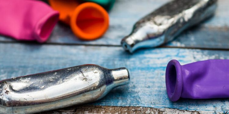 découvrez les enjeux et les défis que représente la conduite sous protoxyde d'azote pour les assurances auto, entre risques accrus et couverture adaptée.