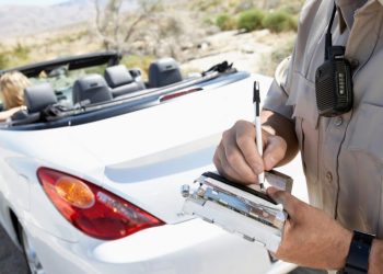 tout savoir sur le contrôle technique, l'assurance automobile et les règles de vitesse pour rouler en toute sécurité.