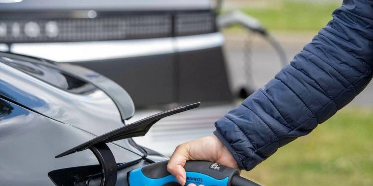 découvrez tout sur le coût de l'assurance pour voitures électriques : facteurs influents, comparatifs et conseils pour choisir la meilleure couverture au meilleur prix.