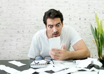 découvrez les raisons de la hausse des tarifs d'assurance auto et comment optimiser votre contrat pour réduire vos coûts.