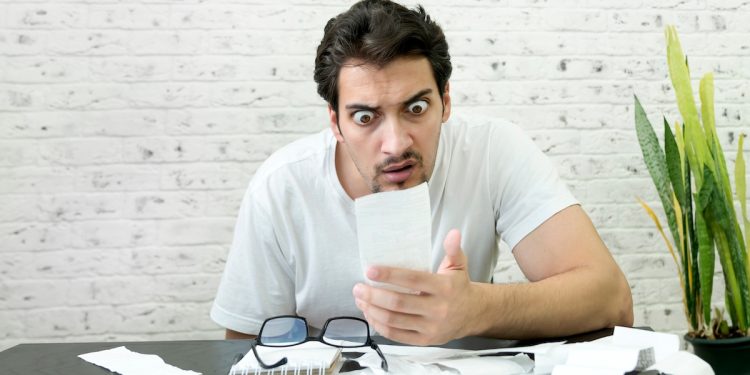 découvrez les raisons de la hausse des tarifs d'assurance auto et comment optimiser votre contrat pour réduire vos coûts.