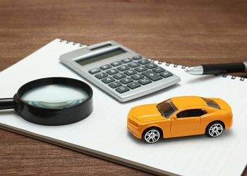 découvrez pourquoi les tarifs d'assurance auto augmentent et obtenez des conseils pratiques pour économiser sur votre contrat d'assurance.
