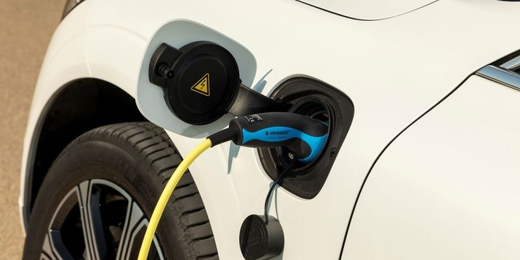 découvrez comment les voitures hybrides influencent les coûts et les conditions des assurances auto, et ce que cela signifie pour les conducteurs.