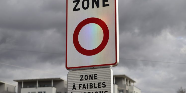 découvrez les impacts clés du projet de loi sur la suppression des zones à faibles émissions (zfe) et ses conséquences sur l'environnement, la mobilité et l'économie locale.