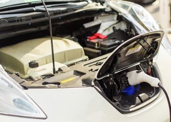 découvrez l'importance de la réparabilité des véhicules électriques et hybrides, les défis techniques, et les solutions pour un entretien durable et économique.