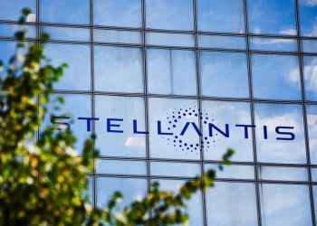stellantis présente drive & connect, une solution innovante pour améliorer l'expérience de conduite grâce à la connectivité avancée et aux services numériques intégrés.