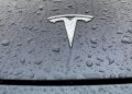 tesla fait face à un risque de révocation de sa licence d'assurance en californie, ce qui pourrait impacter ses activités dans l'état.
