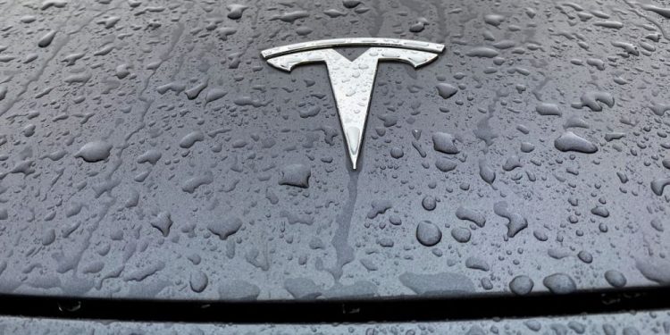 tesla fait face à un risque de révocation de sa licence d'assurance en californie, ce qui pourrait impacter ses activités dans l'état.