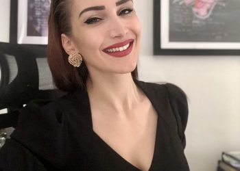 découvrez l'usage et les règles des plaques roses sur les routes en 2026, notamment pour les véhicules neufs ou en transit temporaire.