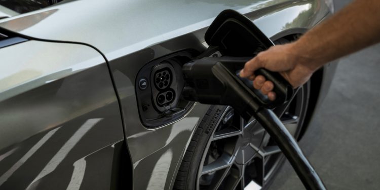découvrez comment les voitures électriques surpassent désormais les véhicules essence en europe, marquant une transition majeure vers la mobilité durable et écologique.