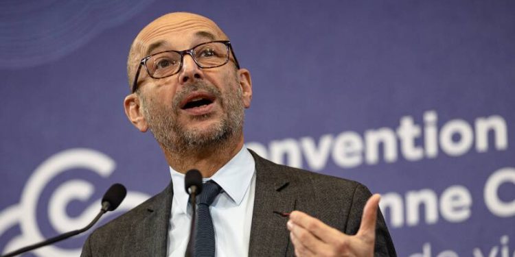 découvrez les attitudes majoritaires de défiance envers l'assurance, tandis qu'un quart des assurés affichent un comportement exemplaire.