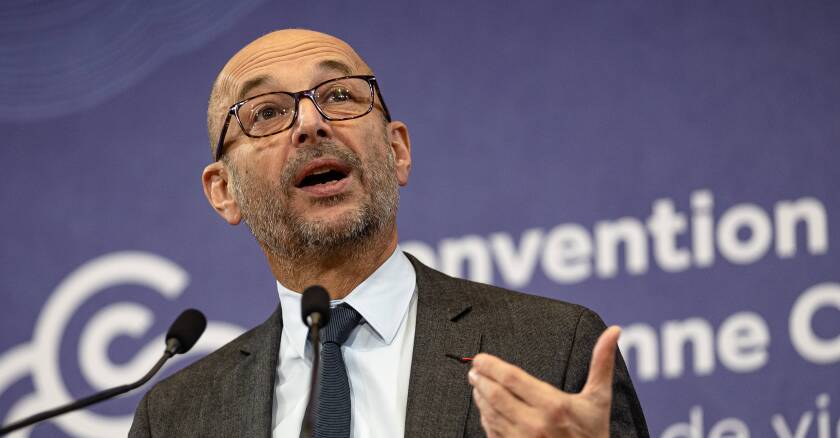 découvrez les attitudes majoritaires de défiance envers l'assurance, tandis qu'un quart des assurés affichent un comportement exemplaire.