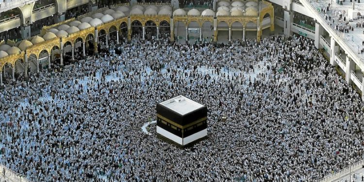 découvrez la croissance historique des assurances en tunisie avec un chiffre d'affaires record de 4,25 milliards de dinars prévu en 2025. analyse et perspectives du marché tunisien de l'assurance.