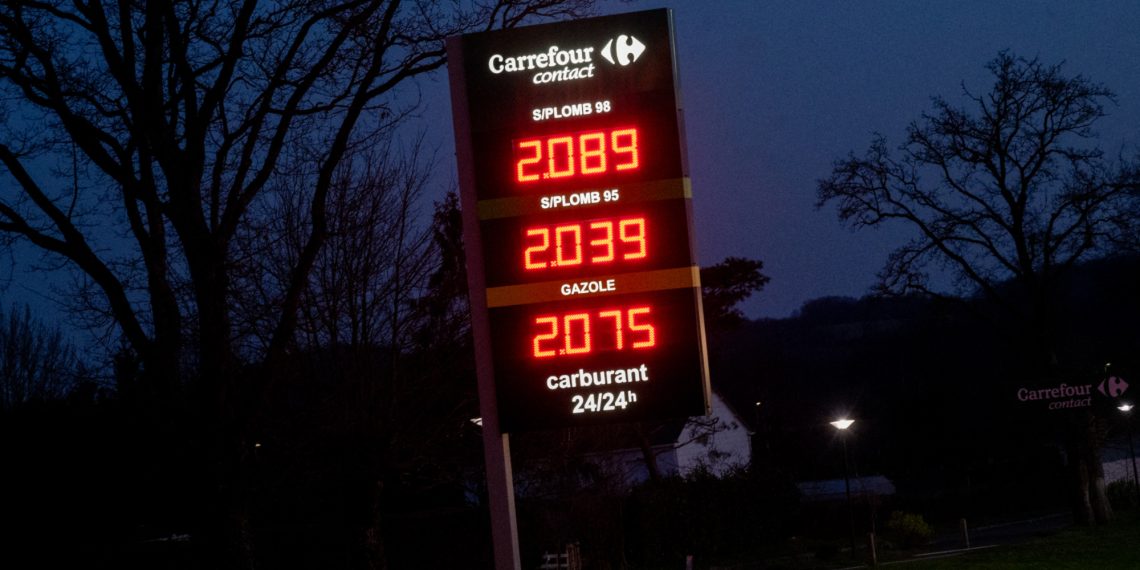 découvrez l'impact de la hausse du budget carburant de 18€ sur vos dépenses et comment mieux gérer votre budget transport au quotidien.