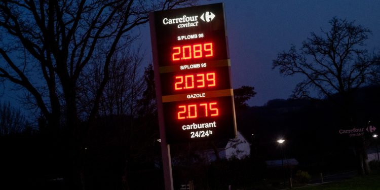 découvrez l'impact de la hausse du budget carburant de 18€ sur vos dépenses et comment mieux gérer votre budget transport au quotidien.