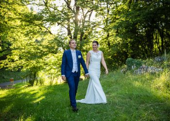 découvrez les moments inoubliables du mariage de marie et adrien à barraux, une célébration pleine d'amour et de joie entourée de leurs proches.