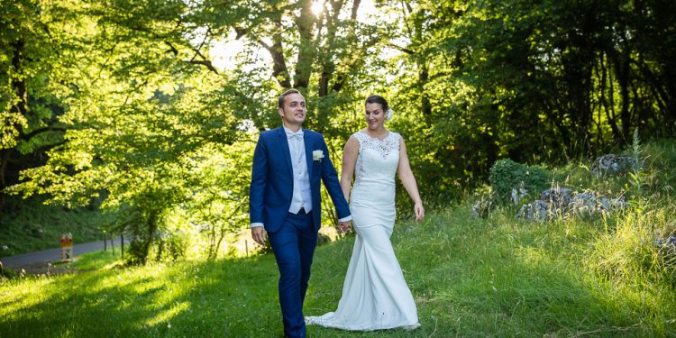 découvrez les moments inoubliables du mariage de marie et adrien à barraux, une célébration pleine d'amour et de joie entourée de leurs proches.
