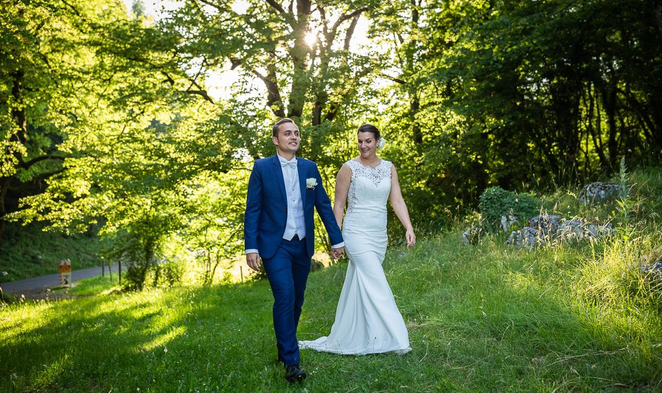découvrez les moments inoubliables du mariage de marie et adrien à barraux, une célébration pleine d'amour et de joie entourée de leurs proches.