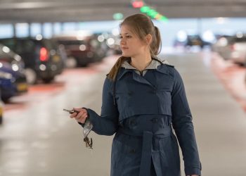 découvrez les responsabilités liées au prêt de votre voiture à un proche : obligations légales, assurances et conseils pour un prêt sécurisé en toute sérénité.