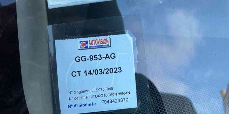 découvrez pourquoi la vignette de contrôle technique est inutile et quels risques elle peut engendrer pour les automobilistes.