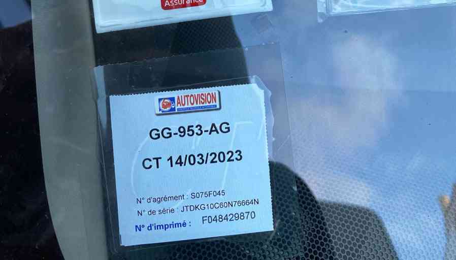 découvrez pourquoi la vignette de contrôle technique est inutile et quels risques elle peut engendrer pour les automobilistes.