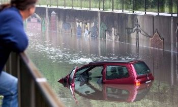 découvrez comment réagir lorsque votre voiture est emportée par une inondation et que votre assurance refuse la prise en charge. conseils et solutions pour faire valoir vos droits.