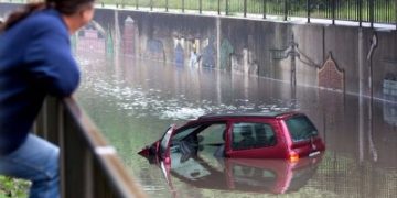 découvrez comment réagir lorsque votre voiture est emportée par une inondation et que votre assurance refuse la prise en charge. conseils et solutions pour faire valoir vos droits.