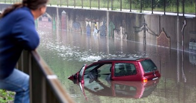 découvrez comment réagir lorsque votre voiture est emportée par une inondation et que votre assurance refuse la prise en charge. conseils et solutions pour faire valoir vos droits.