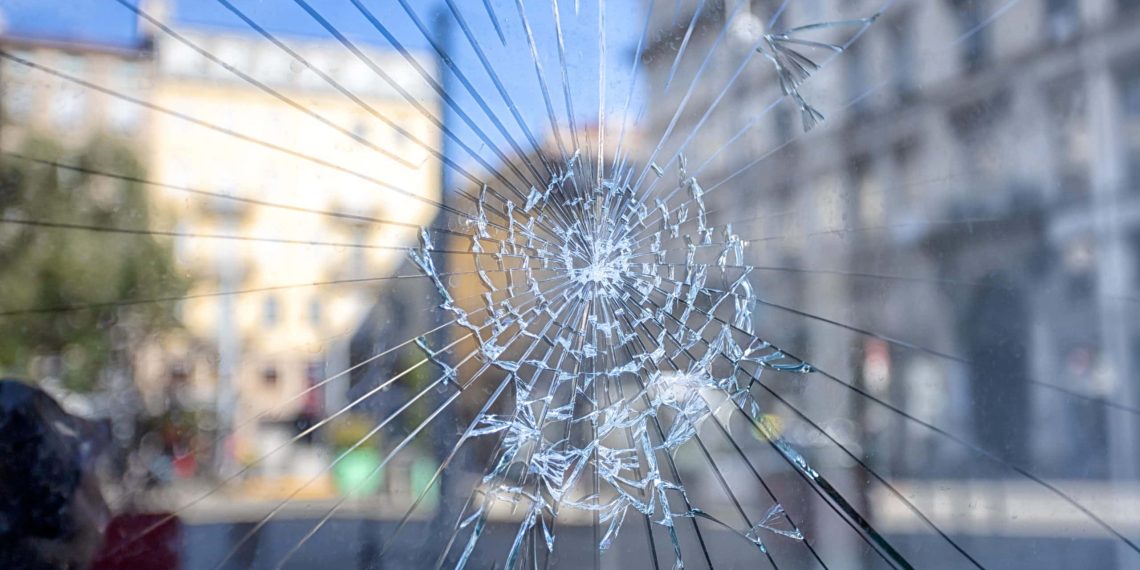 découvrez notre assurance auto avec garantie bris de glace pour protéger votre véhicule des dommages aux vitres. couverture complète et assistance rapide.