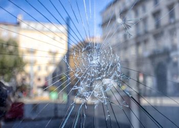 découvrez notre assurance auto avec garantie bris de glace pour protéger votre véhicule des dommages aux vitres. couverture complète et assistance rapide.