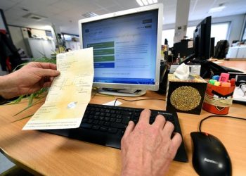 découvrez comment reconnaître et éviter la fraude liée à la carte grise automobile, ainsi que les démarches pour sécuriser vos démarches administratives.