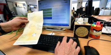 découvrez comment reconnaître et éviter la fraude liée à la carte grise automobile, ainsi que les démarches pour sécuriser vos démarches administratives.