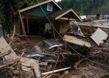 Après avoir survécu à un incendie puis à un ouragan, ils doivent désormais débourser plus de 4 000 dollars par an : le lourd tribut de la reconstruction