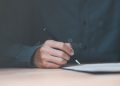 découvrez dans cet article comment un contrat d'assurance peut être considéré comme valide même sans signature, et les conditions légales qui s'y appliquent.
