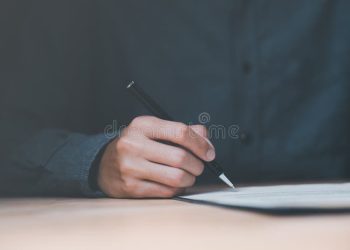 découvrez dans cet article comment un contrat d'assurance peut être considéré comme valide même sans signature, et les conditions légales qui s'y appliquent.