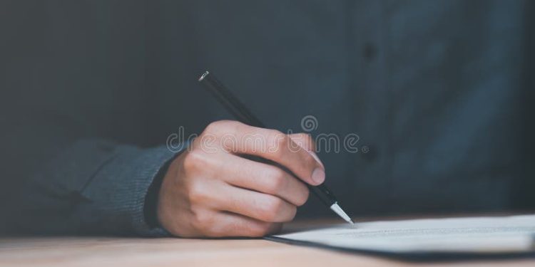 découvrez dans cet article comment un contrat d'assurance peut être considéré comme valide même sans signature, et les conditions légales qui s'y appliquent.