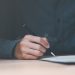 découvrez dans cet article comment un contrat d'assurance peut être considéré comme valide même sans signature, et les conditions légales qui s'y appliquent.