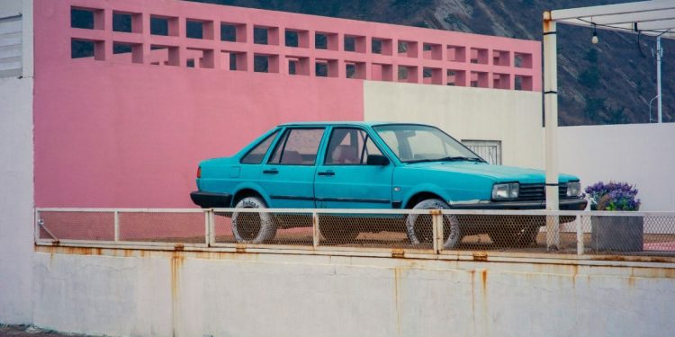 découvrez notre comparaison 2026 de l'assurance tesla versus dacia : pourquoi l'assurance tesla peut coûter deux fois plus cher que celle d'une dacia. conseils pour choisir l'assurance adaptée à votre véhicule électrique ou traditionnel.