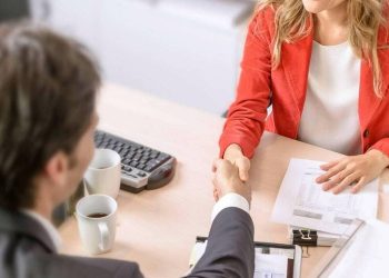 Le coût des assurances : un fardeau financier majeur pour les étudiants et les seniors